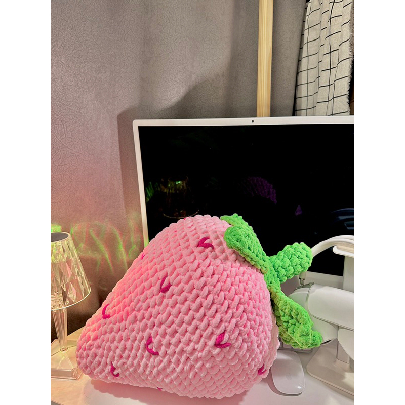 Trái dâu len bự, gối dâu tây bằng len size 50cm handmadebyQuin