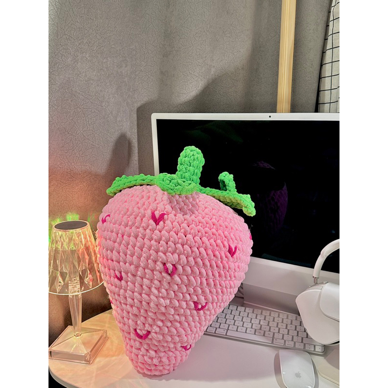 Trái dâu len bự, gối dâu tây bằng len size 50cm handmadebyQuin