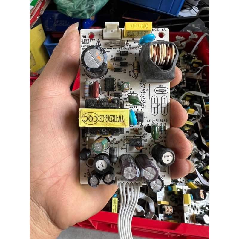 Vỉ nguồn dã máy nhiều ngõ ra