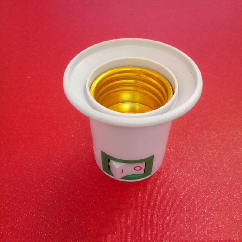 Đuôi đèn có công tắc dạng phích cắm, chuôi gắn đèn xoắn không dây có nút tắt mở tiện dụng, vỏ ngoài cách điện bền bỉ