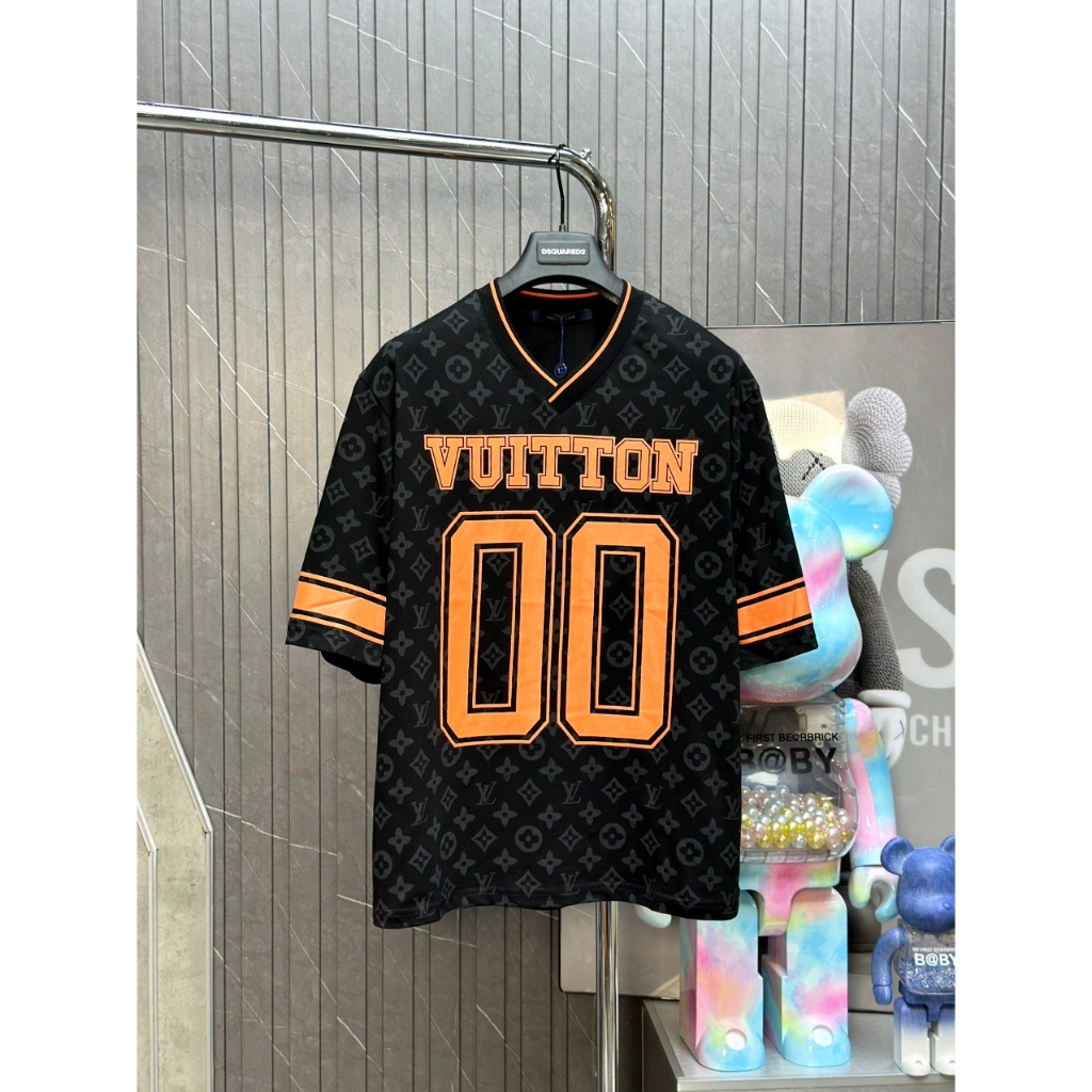 Áo thun LV Monogram Sporty V-Neck chất liệu cotton 100%