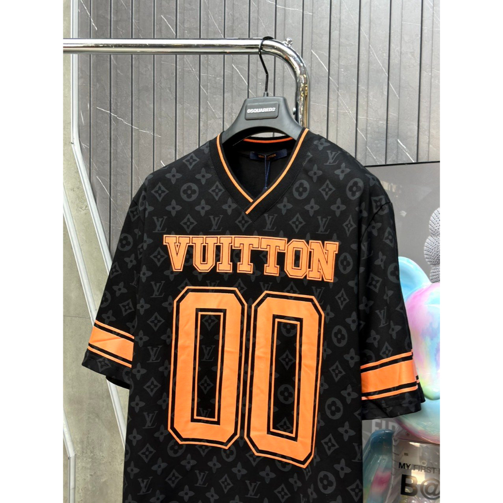Áo thun LV Monogram Sporty V-Neck chất liệu cotton 100%