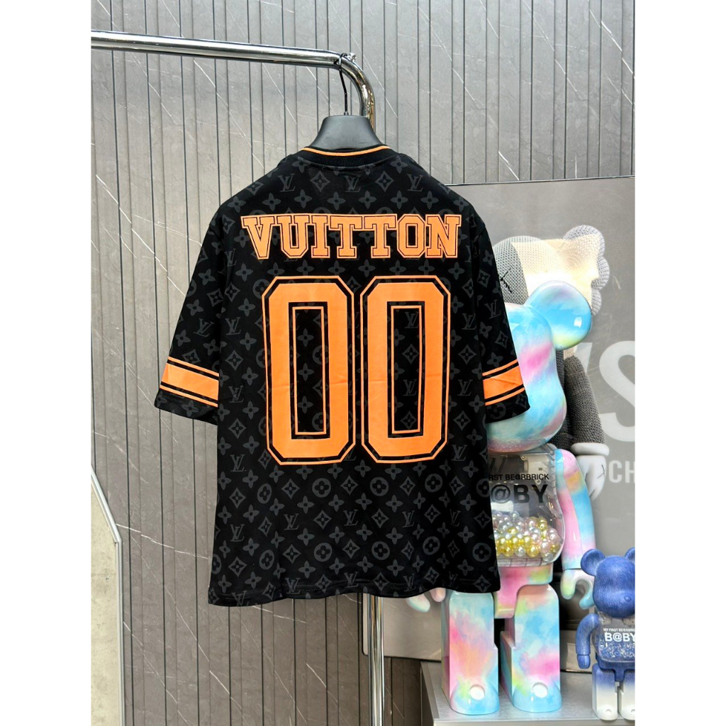 Áo thun LV Monogram Sporty V-Neck chất liệu cotton 100%