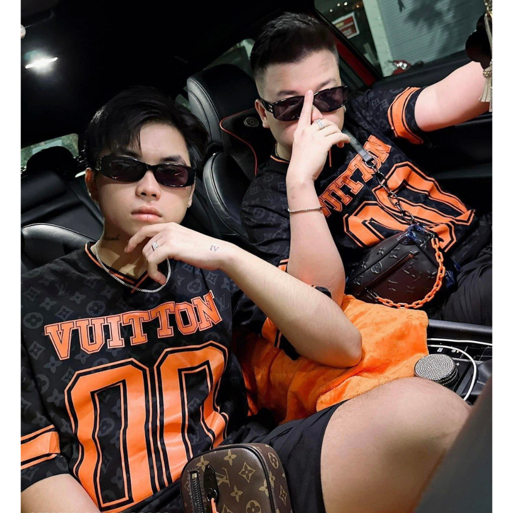 Áo thun LV Monogram Sporty V-Neck chất liệu cotton 100%