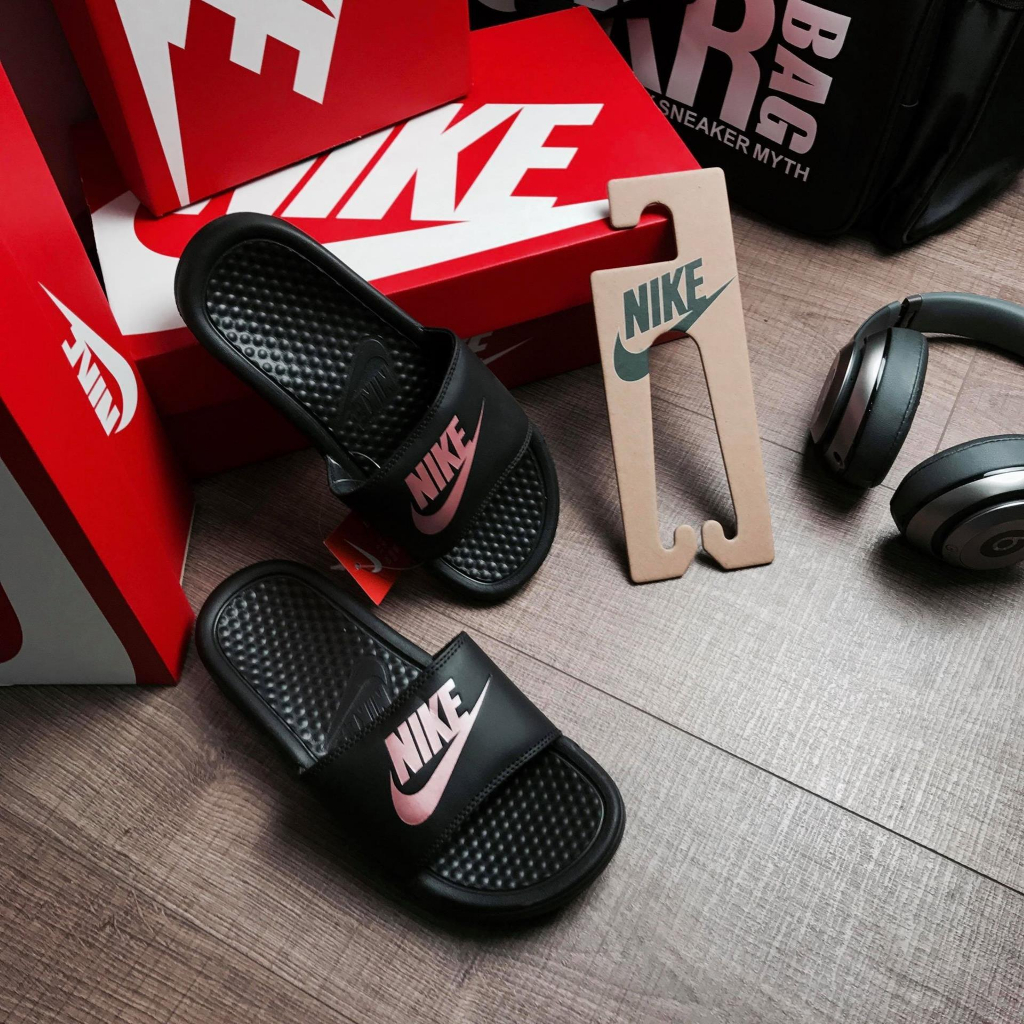 Dép Quai Ngang Benassi Black Pink Logo - 343881 007