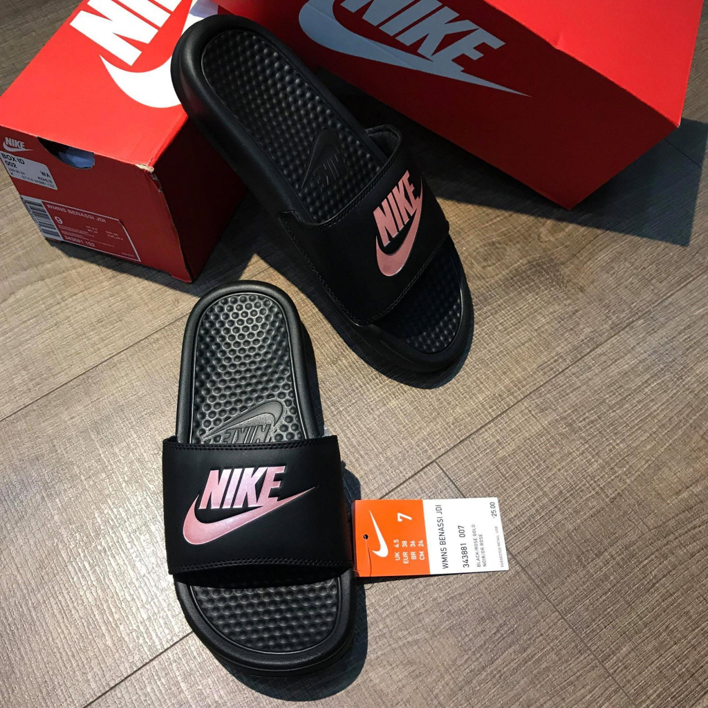 Dép Quai Ngang Benassi Black Pink Logo - 343881 007