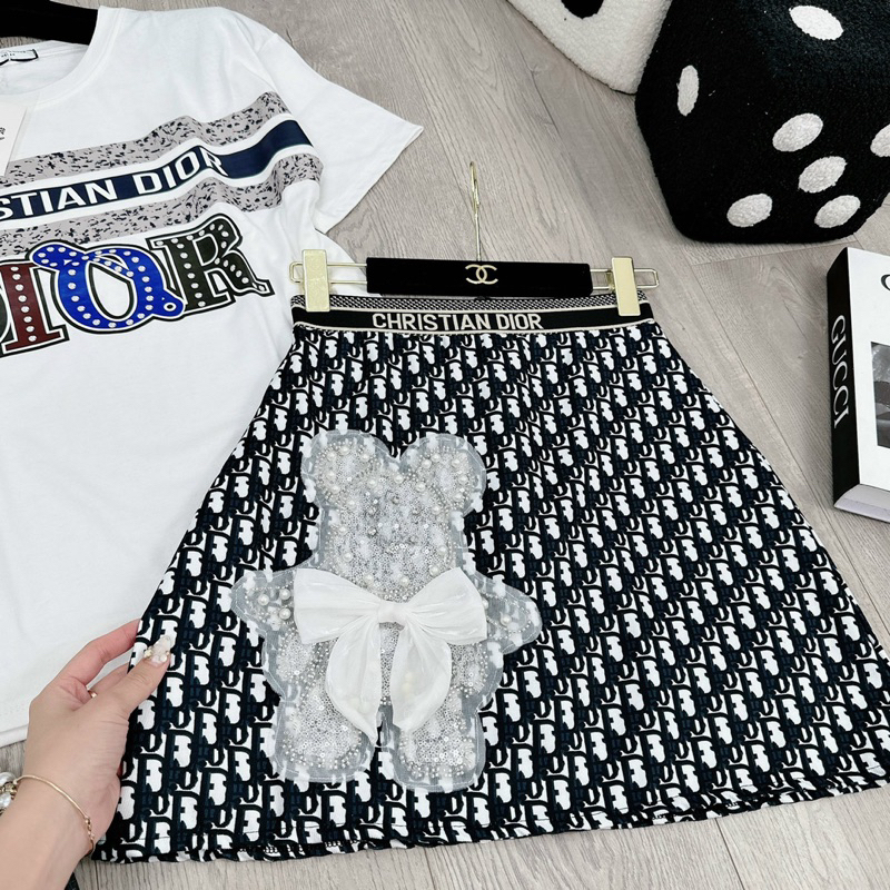 Sét áo phông thụng mix chân váy hoạ tiết dáng chữ A