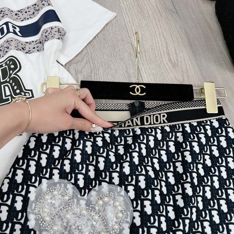 Sét áo phông thụng mix chân váy hoạ tiết dáng chữ A