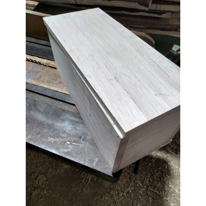 Hộp gỗ dài 38cm rộng 17cm cao 17cm .(1.7cm)