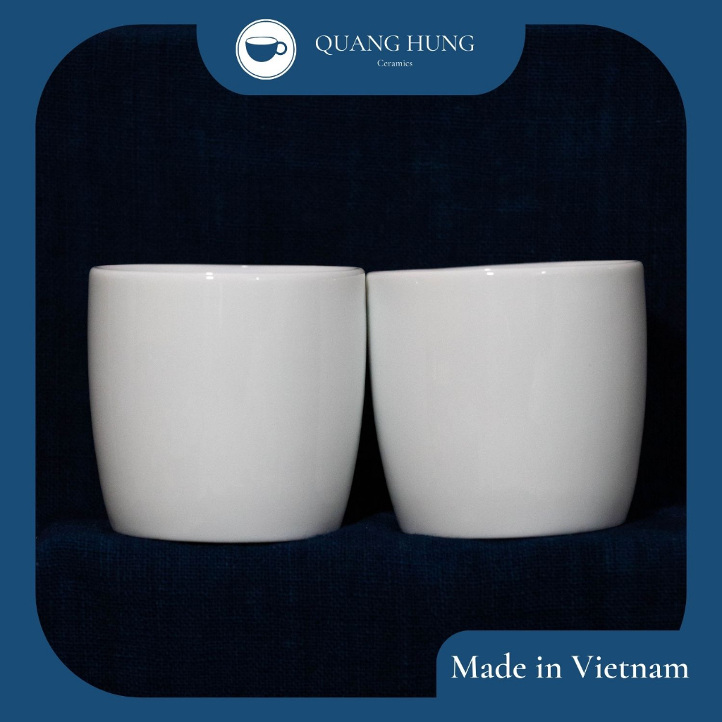 Cốc sứ trắng trơn, không quai. Sản xuất tại Bát Tràng, Việt Nam. Dung tích 300ml