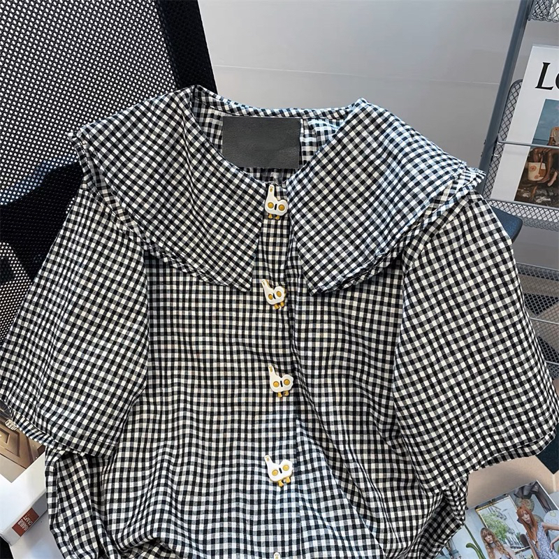 ÁO SƠ MI SỌC CARO TRẮNG ĐEN NÚT CÀI HÌNH VỊT ĐÁNG YÊU
