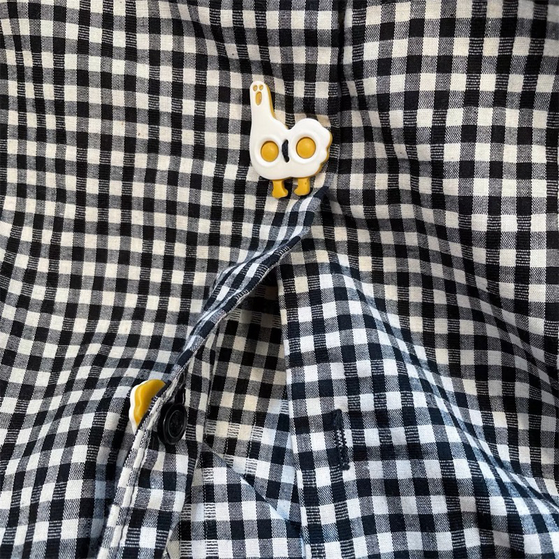 ÁO SƠ MI SỌC CARO TRẮNG ĐEN NÚT CÀI HÌNH VỊT ĐÁNG YÊU