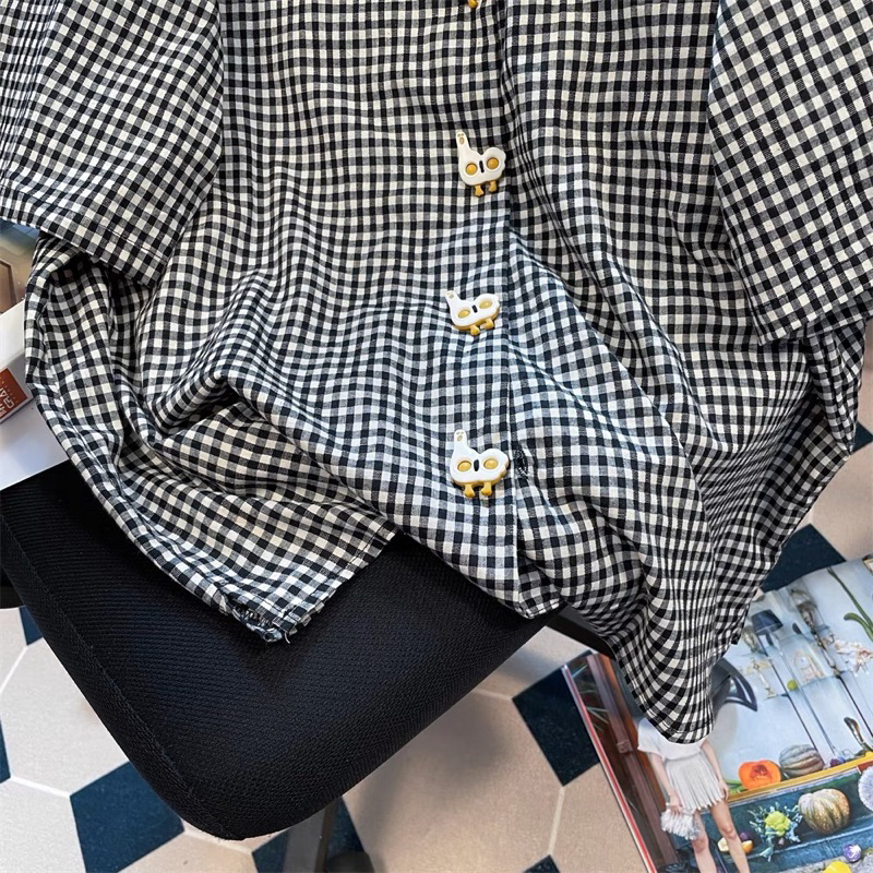 ÁO SƠ MI SỌC CARO TRẮNG ĐEN NÚT CÀI HÌNH VỊT ĐÁNG YÊU