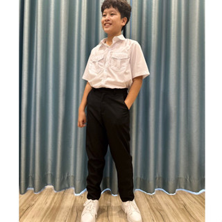 Quần tây bé trai đi học được làm bằng vải Kaki, có độ bền cao và dễ giặt ủi