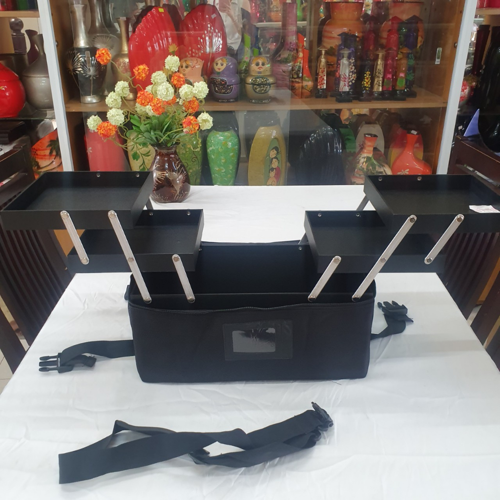 Hàng cao cấp - Cốp túi vải dày dặn bọc inox măm 2 tầng 4 khay lót nhung, có dây đeo đựng mỹ phẩm, nail, mi size 40x20x22