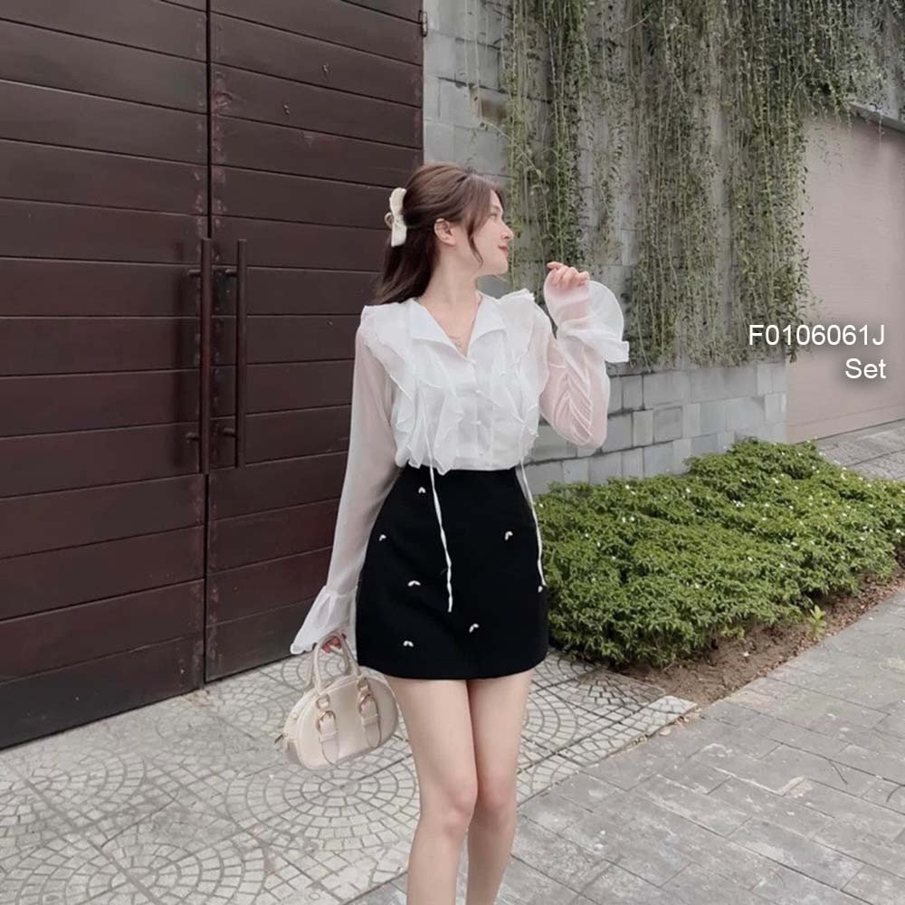 Set áo tơ trắng kiểu phối bèo có lót tay dài cổ loe kèm chân váy đen ngắn thêu họa tiết!