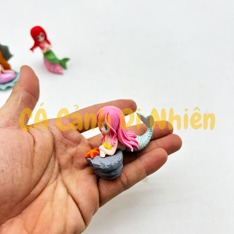 Mô hình nàng tiên cá ngồi VỎ SÒ ỐC bằng nhựa làm tiểu cảnh trang trí hồ cá Terrarium size 7 cm