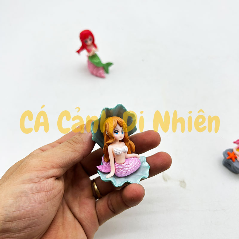 Mô hình nàng tiên cá ngồi VỎ SÒ ỐC bằng nhựa làm tiểu cảnh trang trí hồ cá Terrarium size 7 cm