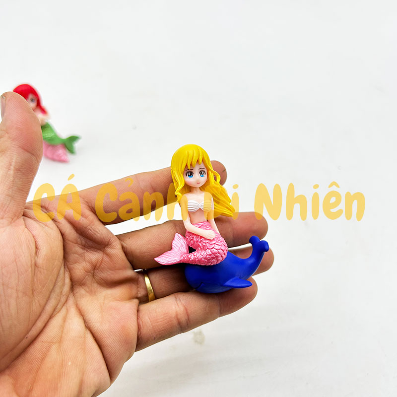 Mô hình nàng tiên cá ngồi VỎ SÒ ỐC bằng nhựa làm tiểu cảnh trang trí hồ cá Terrarium size 7 cm