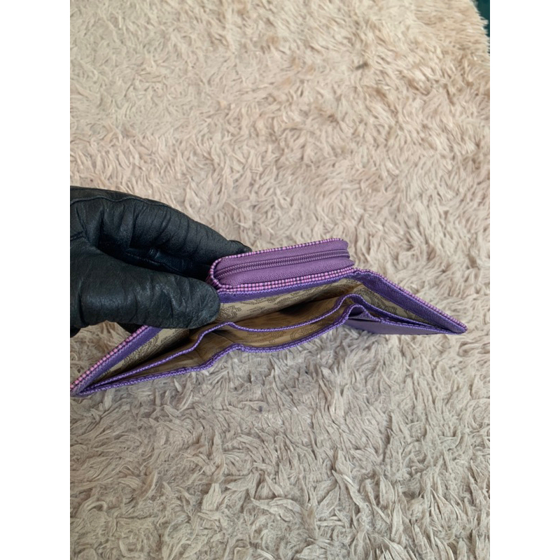 Túi ví chuẩn si. Túi ví qua sử dụng. Khách vui lòng xem hình nếu muốn biết thêm thông tin sản phẩm mời khách vô chat nhé