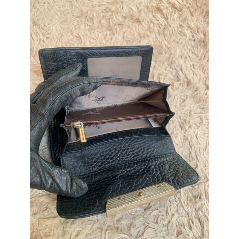 Túi ví chuẩn si. Túi ví qua sử dụng. Khách vui lòng xem hình nếu muốn biết thêm thông tin sản phẩm mời khách vô chat nhé