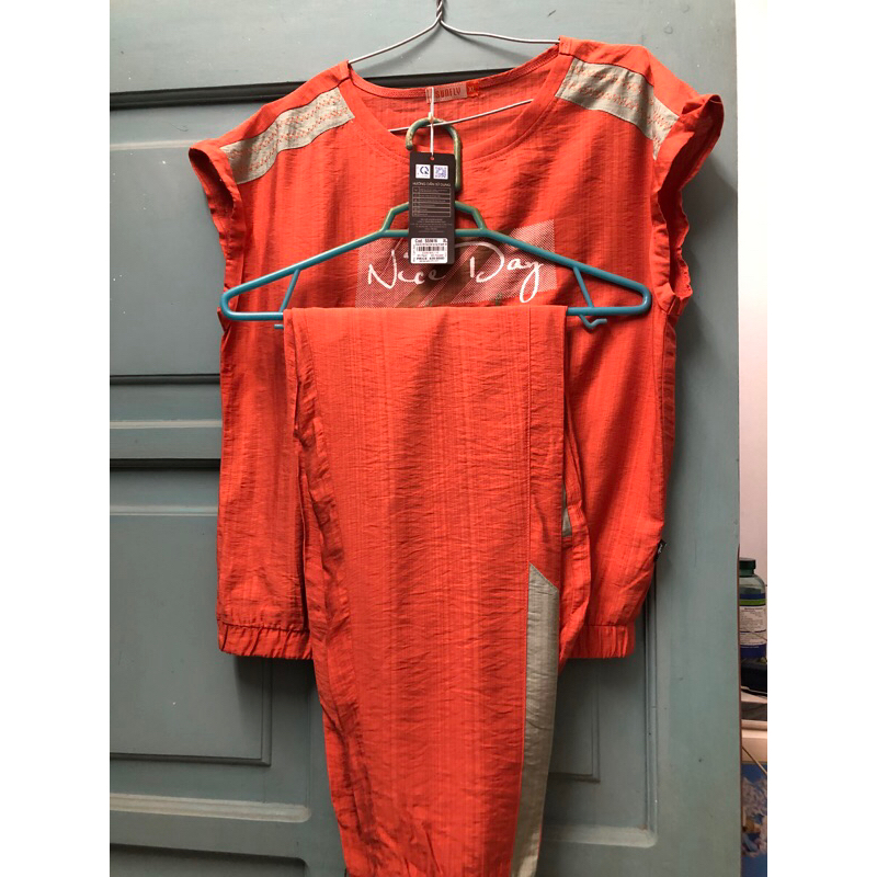 Thanh lý bộ thể thao linen áo cộc quần dài size xl, màu cam như hình 2, ko nhăn ko sờn, mát nhẹ, nguyên tag, hãng Sunfly