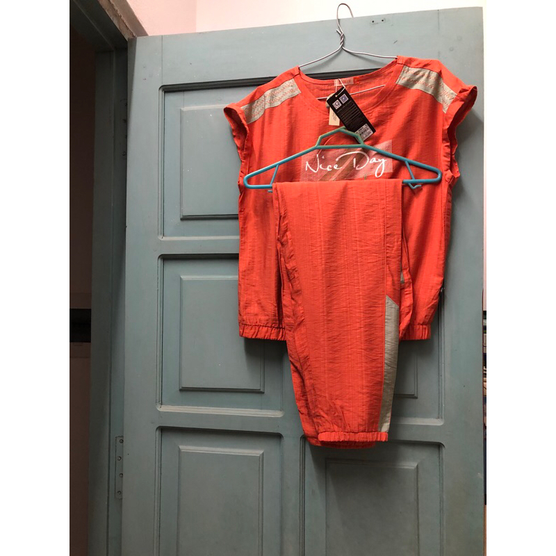 Thanh lý bộ thể thao linen áo cộc quần dài size xl, màu cam như hình 2, ko nhăn ko sờn, mát nhẹ, nguyên tag, hãng Sunfly