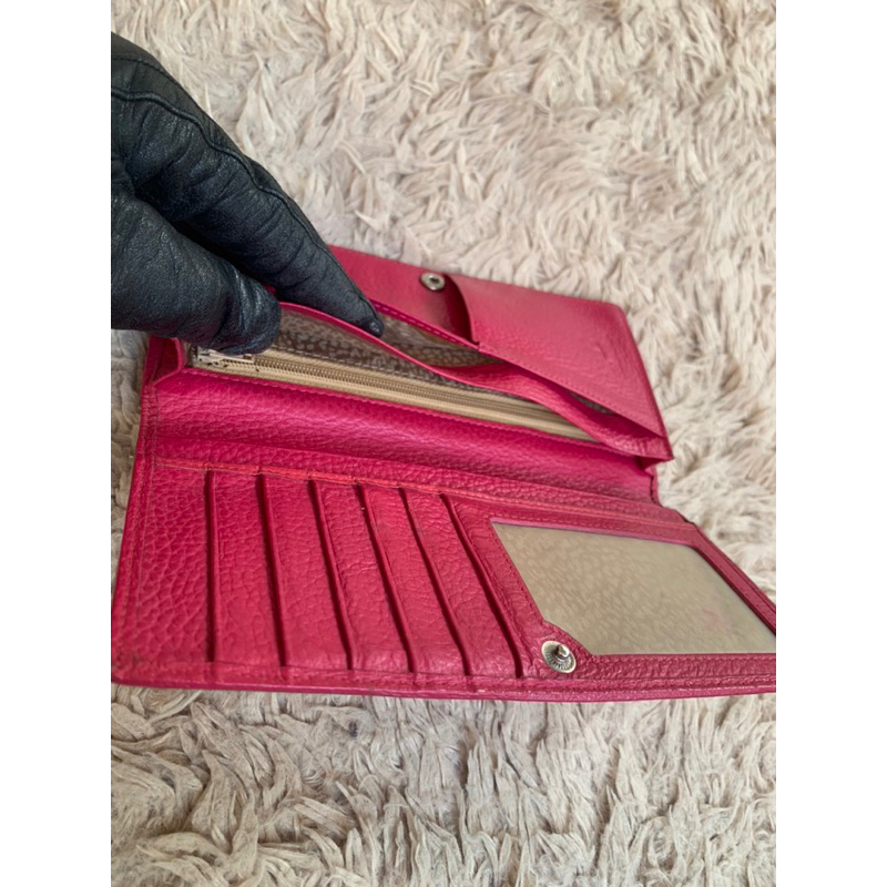 Túi ví chuẩn si. Túi ví qua sử dụng. Khách vui lòng xem hình nếu muốn biết thêm thông tin sản phẩm mời khách vô chat nhé