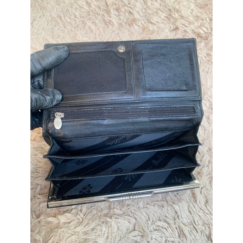 Túi ví chuẩn si. Túi ví qua sử dụng. Khách vui lòng xem hình nếu muốn biết thêm thông tin sản phẩm mời khách vô chat nhé