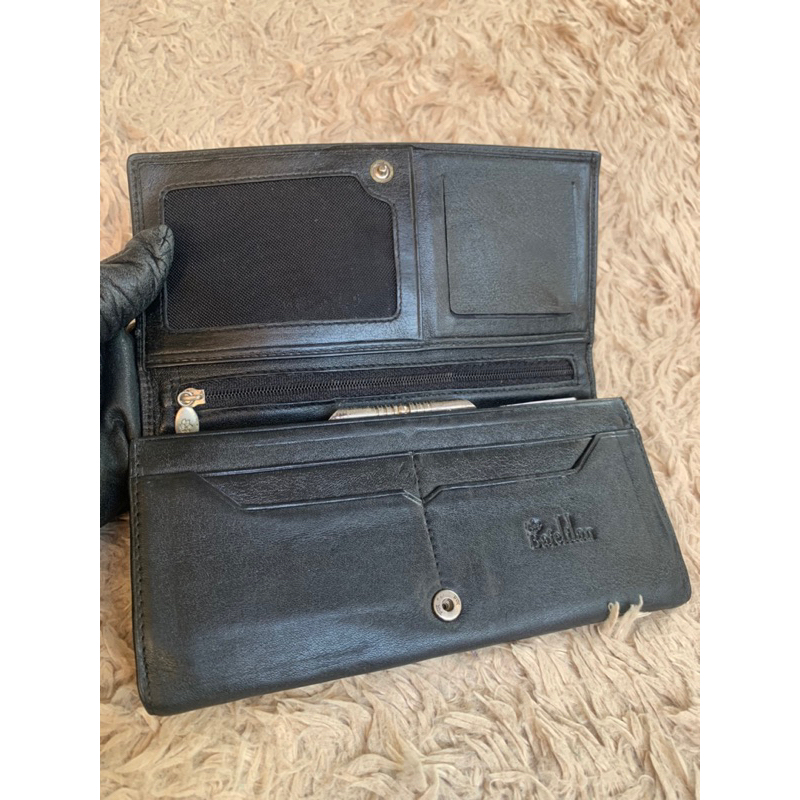 Túi ví chuẩn si. Túi ví qua sử dụng. Khách vui lòng xem hình nếu muốn biết thêm thông tin sản phẩm mời khách vô chat nhé