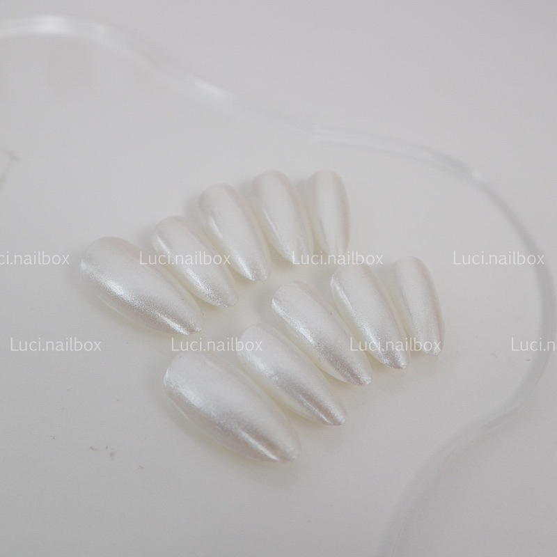 Móng úp thiết kế ánh trai L018 nền nước gạo haley luci.nailbox