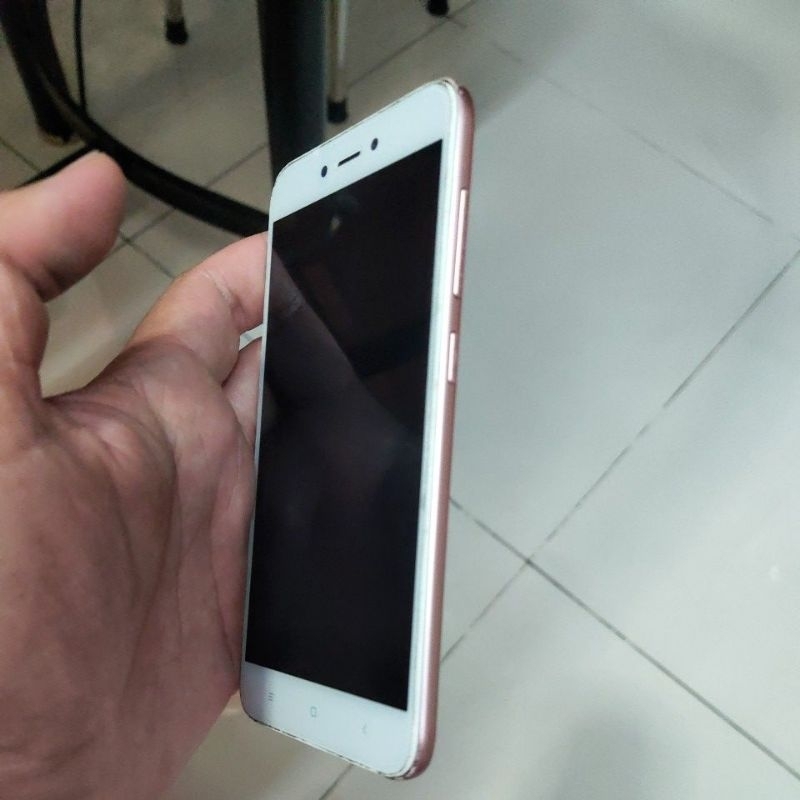 Điện thoại cũ Xiaomi Redmi 5A lên Android 10 màn hồng pin yếu