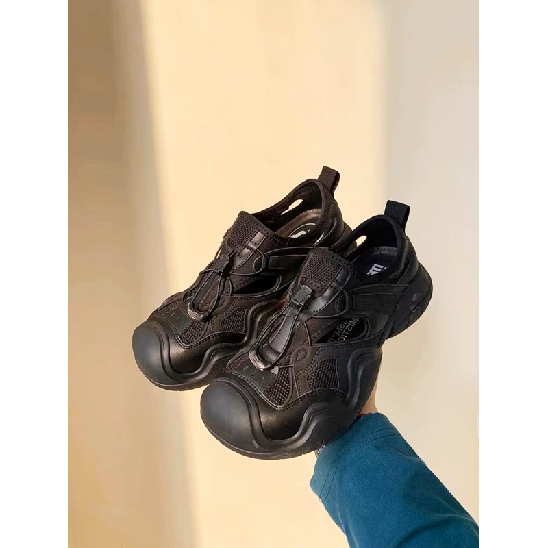 Hiking shoes / giày thể thao