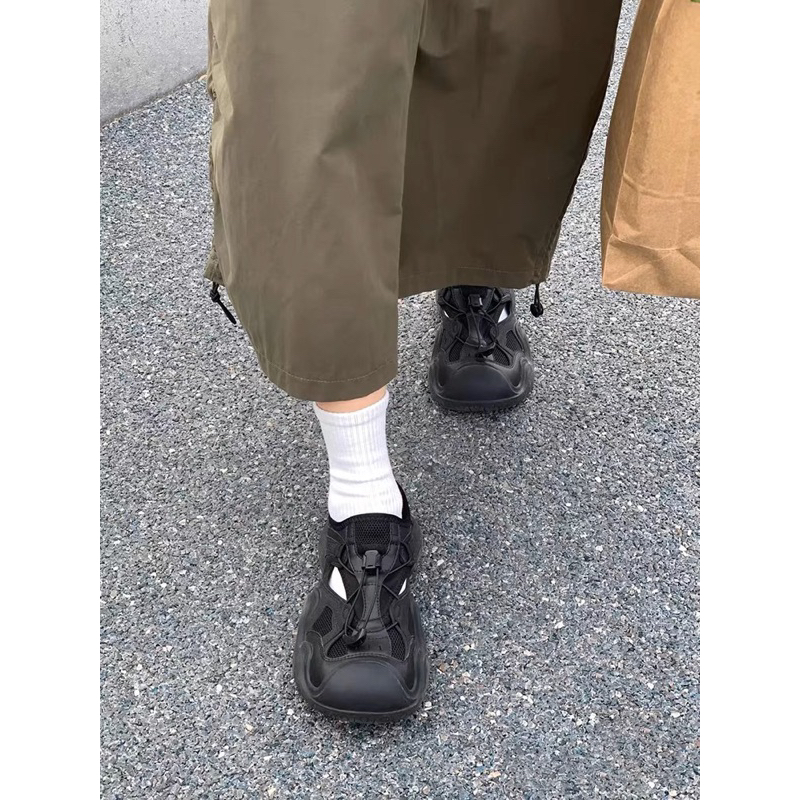 Hiking shoes / giày thể thao