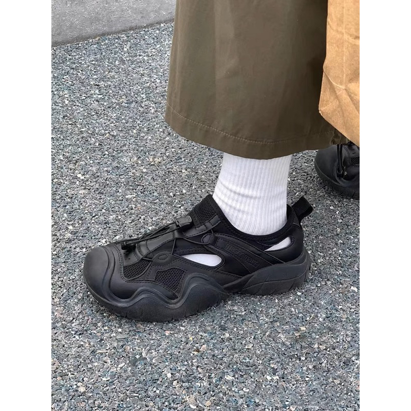 Hiking shoes / giày thể thao