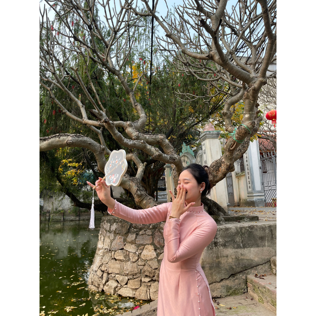 Áo dài truyền thống lụa vân gỗ thiết kế hai tà thướt tha đính kết cổ tay tà dài mềm mại saam