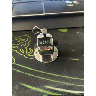 Dụng cụ đếm số lượng cơ học máy đếm số cầm tay có 4 hàng số MD01 có đế để bàn