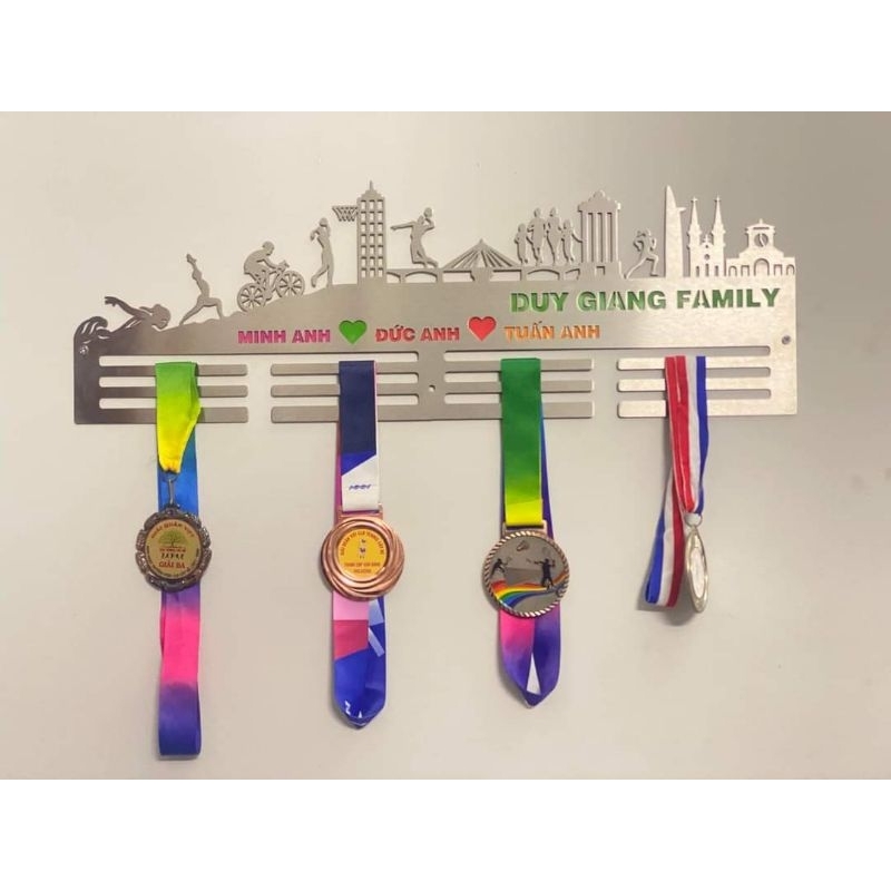 KT: 600x200mm Giá treo huy chương gắn tường bằng inox, thiết kế CHỮ theo yêu cầu