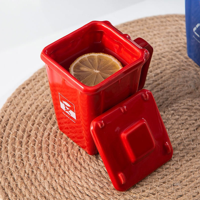 Cốc nước hình thùng rác siêu độc lạ