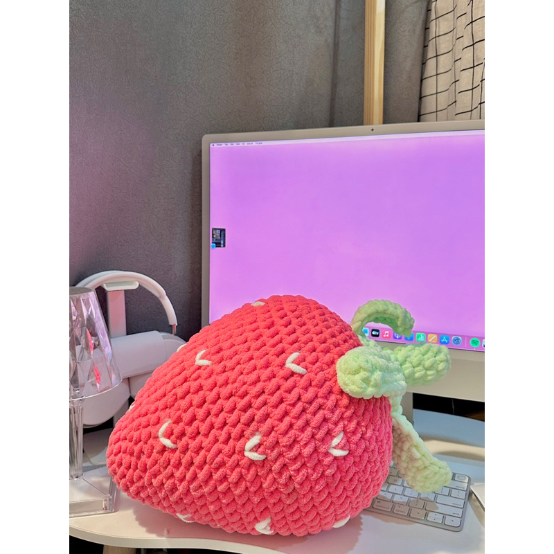 Trái dâu len bự, gối dâu tây bằng len size 50cm handmadebyQuin