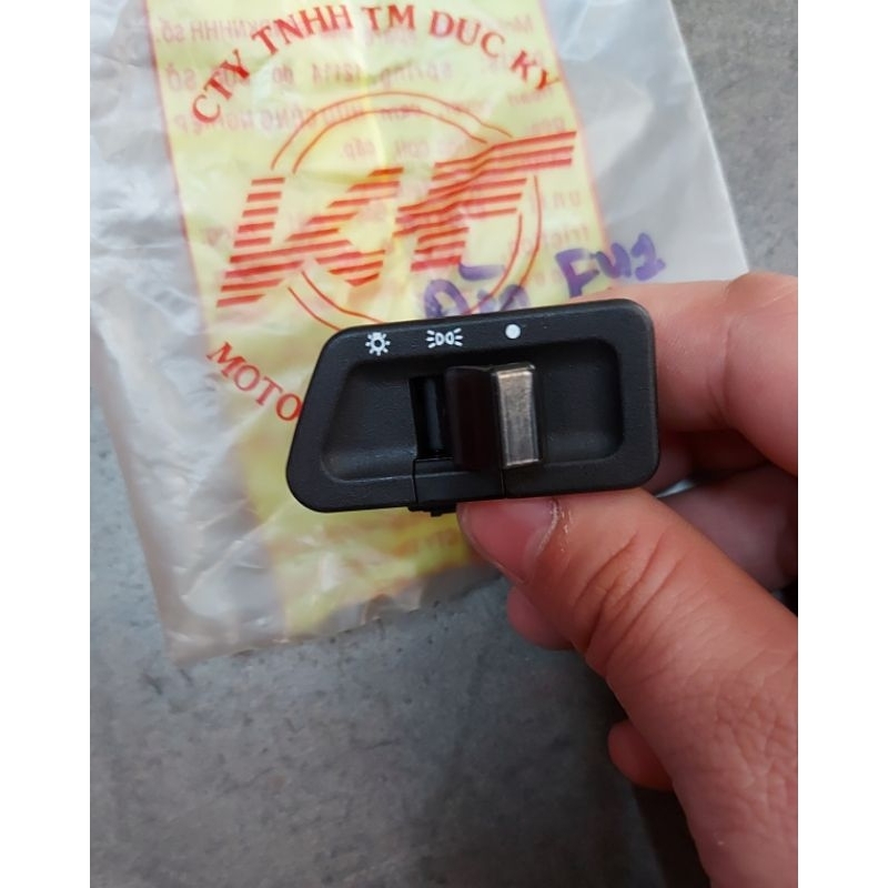 Nút mở đèn xe Fu1 có hàng loại thường và hàng Đức Ký