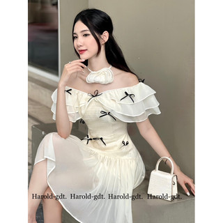 Váy trễ vai kèm dây hoa ở cổ