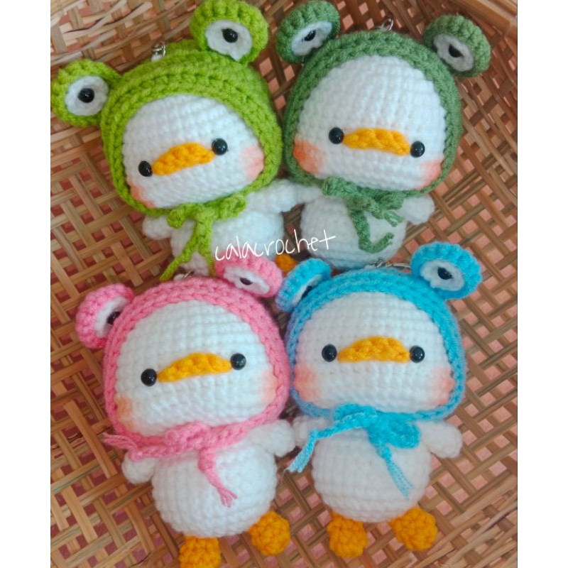 Móc khoá vịt con đội mũ ếch handmade bằng len, dệt kim, đan tay, làm quà tặng trang trí đáng yêu