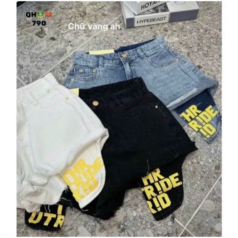 Quần short túi lòi chữ vàng