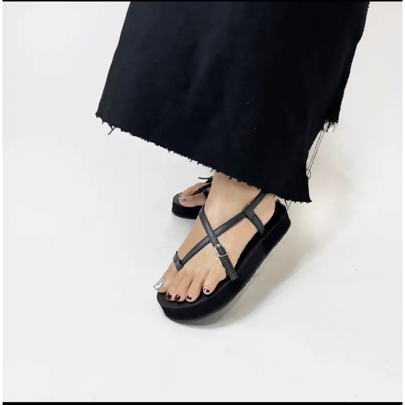 Dép sandal quai chéo khuy cài giữa 3 phân