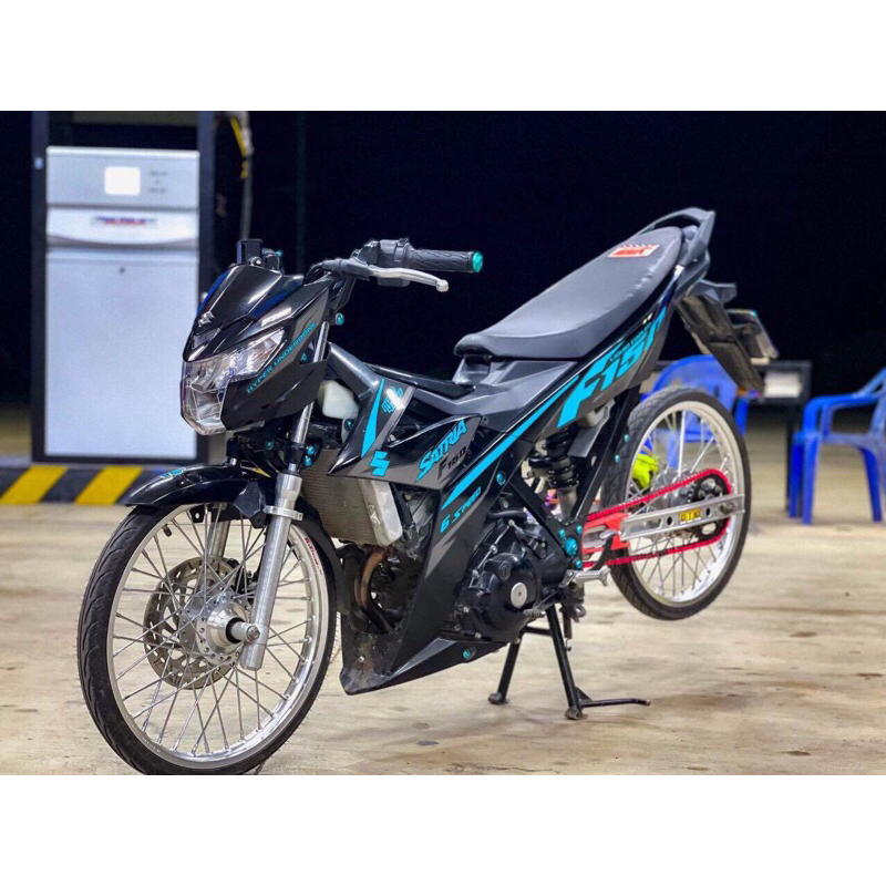 Tem satria đen chữ F150 xanh dương