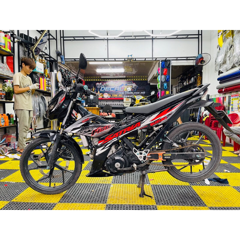 Tem satria đỏ đen cho xe đen