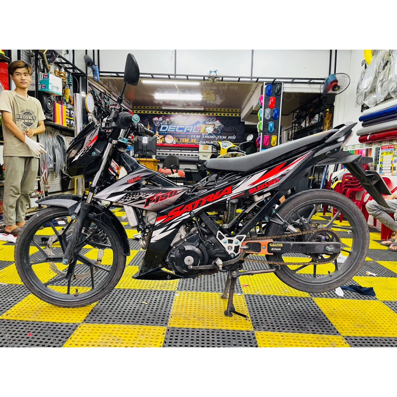 Tem satria đỏ đen cho xe đen
