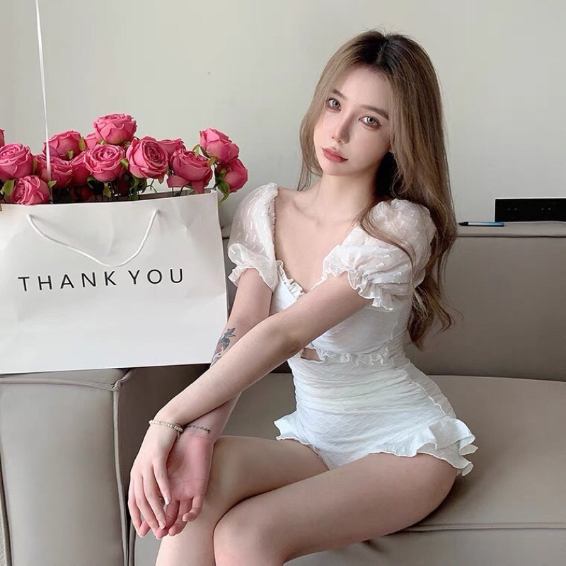 Bikini trắng cộc tay phối bèo nhún đáng yêu, đồ bơi liền mảnh dễ thương