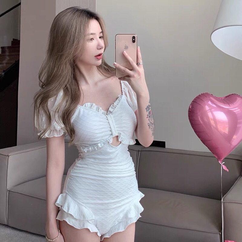 Bikini trắng cộc tay phối bèo nhún đáng yêu, đồ bơi liền mảnh dễ thương